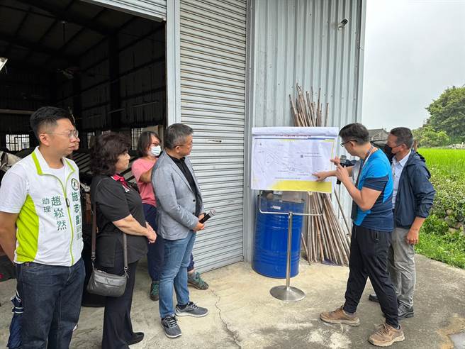 外埔區磁瑤綠廊道六分里部分路段路廊較小，且為私人土地等狀況需改善，立法院副院長蔡其昌21日會勘。（陳淑娥攝）