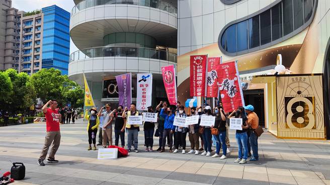 华硕电脑关系企业工会、亚旭电脑工会今天指控，华硕明显是利用成立子公司的方式切割，一边维持良好企业形象，一边以亚旭的名义让移工支付高额仲介费债务与在台每月的仲介服务费。（林良齐摄）