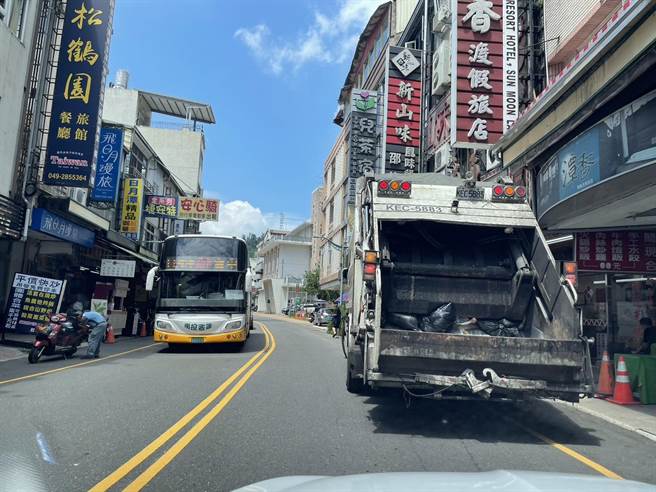 日月潭将成为空气品质维护区，排烟检测不合格汽机车将挨罚，提升空气品质并维护居民健康。（杨静茹摄）