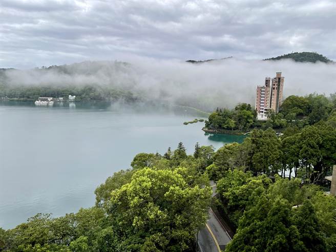 日月潭若公告为空气品质维护区后，环潭公路（台21线60K至69K、台21甲线全线）将全时段管制，严禁排烟检测不合格汽机车进出。（杨静茹摄）