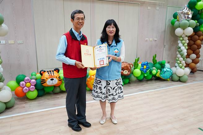 金门县教育处长孙丽琪(右)致赠感谢状予教育发展协进会理事长吴清山(左)，为地区学生们提供更充足的资源。(图／金门县教育处提供)