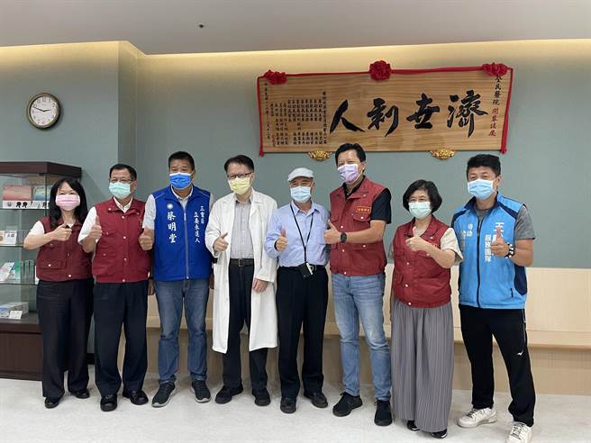 新北市副市长朱惕之（右三）视察芦洲医院搬到三重的新址。（蔡亚桦摄）