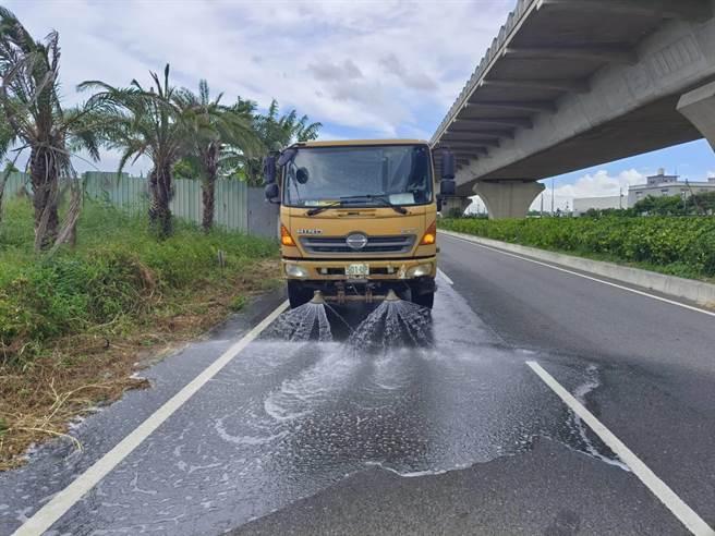 桃园市自2016年开始街道扬尘洗扫计画，日间扫街车执勤时间为周一至周五，洗街车执勤时间则为周一至周五夜间时间。（桃园市环保局提供／陈梦茹桃园传真）