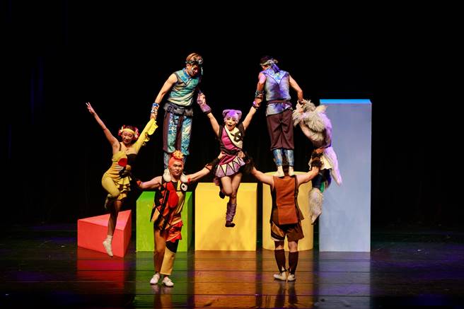 桃园艺术巡演持续开演，24日由创造焦点马戏团在杨梅瑞梅国小演出奇幻马戏「岛屿怪志：猫将军」。（创造焦点提供／蔡明亘桃园传真）