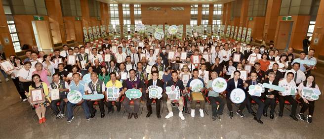 新北市环保局20日举办低碳社区标章暨低碳永续家园授证典礼。(图／新北市环保局提供)