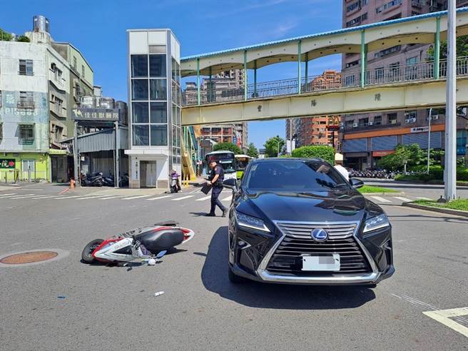 吴姓妇人骑车载着1岁女儿，与轿车发生擦撞，母女摔倒在地受伤，警方厘清调查事故原因。（翻摄画面）