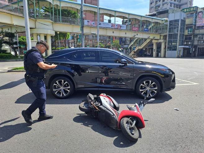 吴姓妇人骑车载着1岁女儿，与轿车发生擦撞，母女摔倒在地受伤，警方厘清调查事故原因。（翻摄画面）