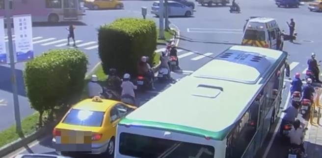 监视器拍下救护车到场救治。（蔡亚桦翻摄）