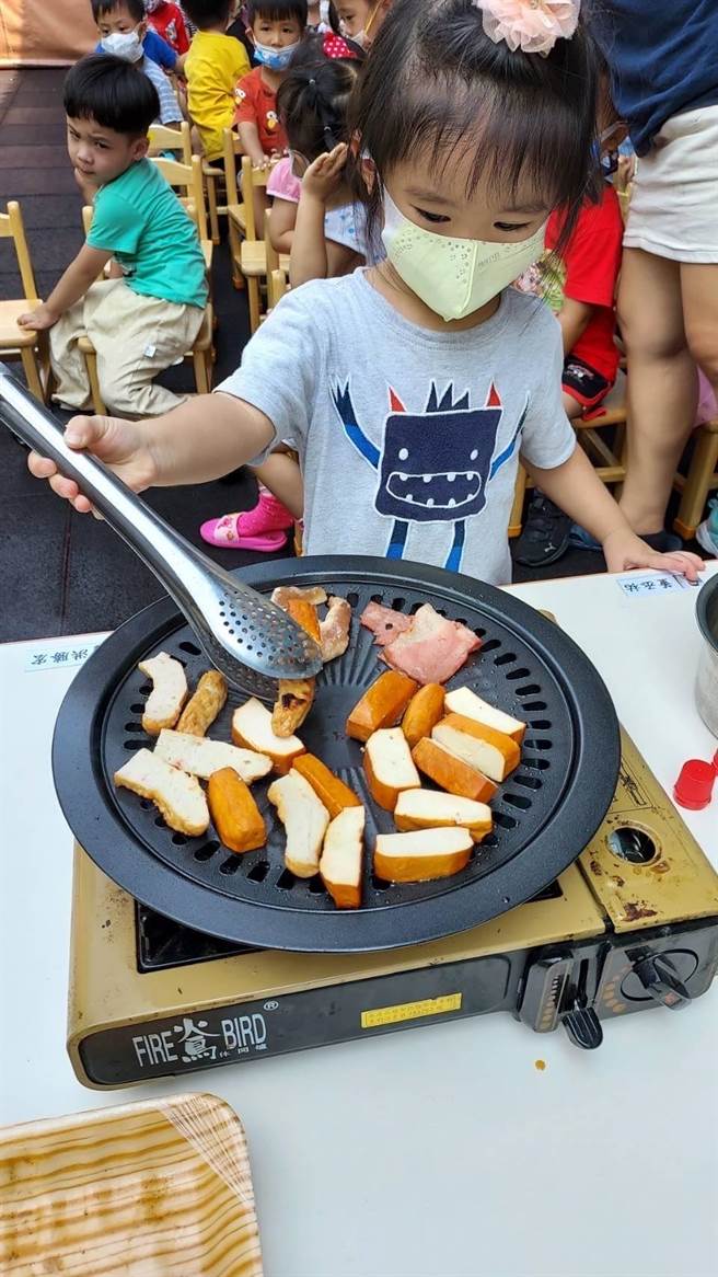 营养师建议民眾，烤肉时优先选择蔬菜食材，并选用豆干、瘦肉、去皮鸡肉、鱼肉、带壳海鲜等低脂食材。（卫福部南投医院提供／杨静茹南投传真）