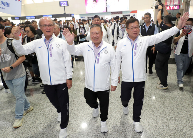 杭州亞運中華代表團團長林鴻道（中）、總領隊蔡家福（右）與教育部次長林騰蛟。（鄭任南攝）