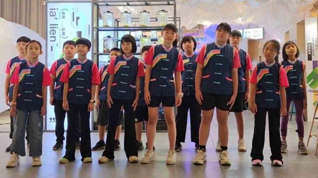 福安国小演唱知名客语歌曲《行过》。（图／高雄市政府客家事务委员会）