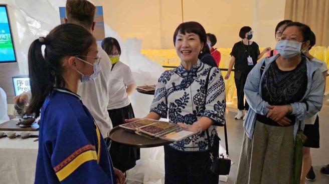 分享由本会辅导《好客山农》的红豆糕与绿豆糕。（图／高雄市政府客家事务委员会）