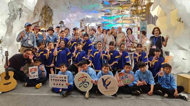 参与学校与现场民眾合影。（图／高雄市政府客家事务委员会）