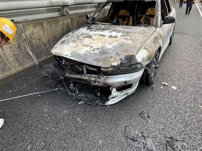 国道2号东向15.4公里大湳路段今下午发生一起火烧车事件，该车辆车头严重毁损。（国道警方提供／陈梦茹桃园传真）