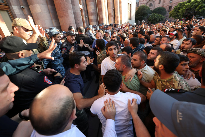 2023年9月19日，亞賽拜然在納戈爾諾-卡拉巴赫地區發動軍事行動後，大批抗議民眾聚集在亞美尼亞政府大樓附近。（路透社）