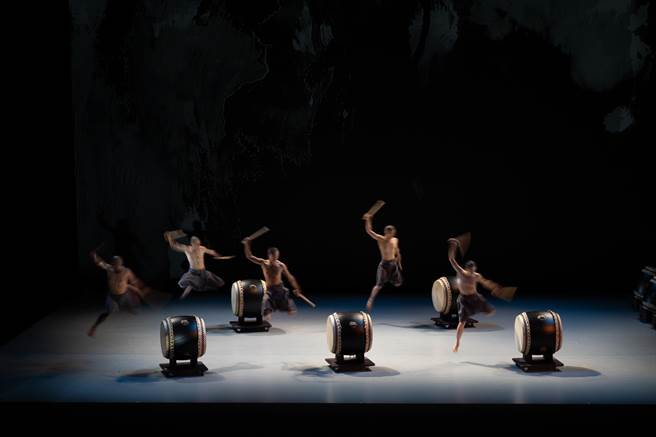 《墨具五色》2.0加入更明确的台词及肢体表达元素，让每一个篇章有更具体的敍述。（优人神鼓提供／李欣恬台北传真）