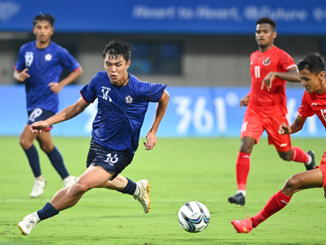 中华男足靠着秦文彦攻破球门，1比0击败印尼，赢得睽违65年之久的胜利。(中华奥会提供／黄邱伦台北传真)