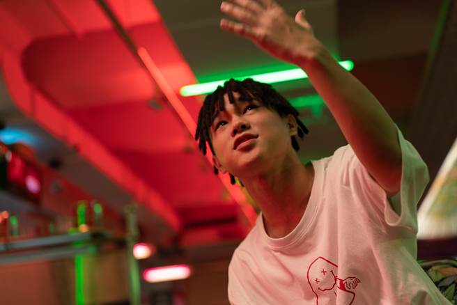 《人间条件八-凡人歌》从一家之主的视角剖析当代家庭问题，由饶舌新生代青蛙饰演一名叛逆的金孙。（张大鲁摄，绿光创艺提供／李欣恬台北传真）