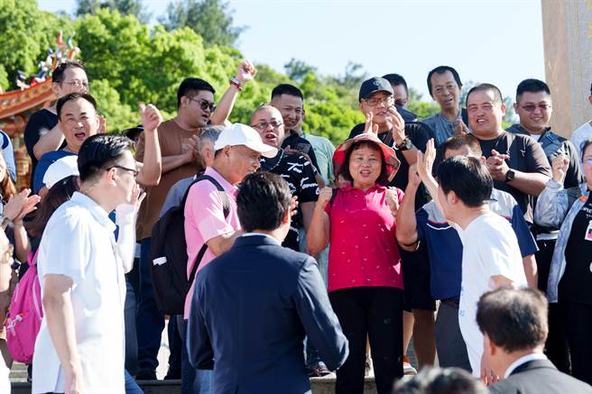 赖清德沿途接受马祖乡亲热烈欢迎。（民进党部提供）