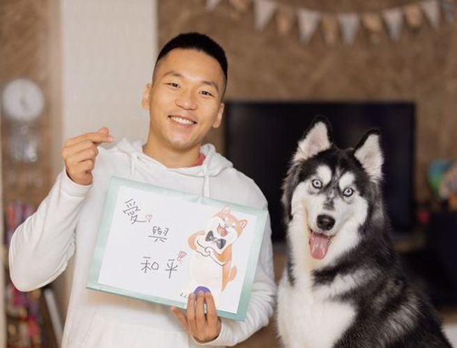 李洋找来爱犬合照，传递「Love and Peace」。（翻摄李洋脸书）