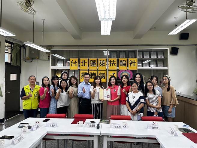 弱势学童认护计画由新北市议员张嘉玲积极推动，台北蓬莱扶轮社认护兴南国小13位学童，每位学童每年12000元认护款。（议员张嘉玲提供）