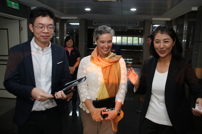 美国在台协会台北办事处长孙晓雅（Sandra Oudkirk前中）21日到南投县政府拜访南投县长许淑华（前右），县府列不公开行程，双方闭门会谈近70分钟，孙晓雅傍晚离去时面对媒体守候不接受採访。（中央社记者萧博阳南投摄）