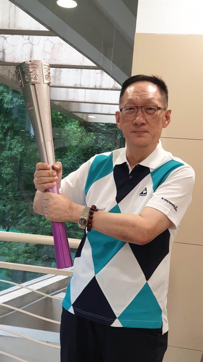 杭州亚运圣火第39棒、杭州台商协会荣誉会长周鲍华表示，虽然场上只有短短50公尺，但他力求表现完美，事前准备练跑一个多月。（蓝孝威摄）