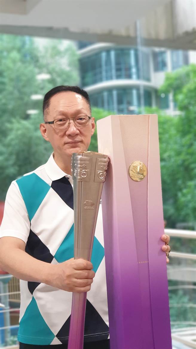 杭州亚运圣火第39棒、杭州台商协会荣誉会长周鲍华表示，虽然场上只有短短50公尺，但他力求表现完美，事前准备练跑一个多月。（蓝孝威摄）