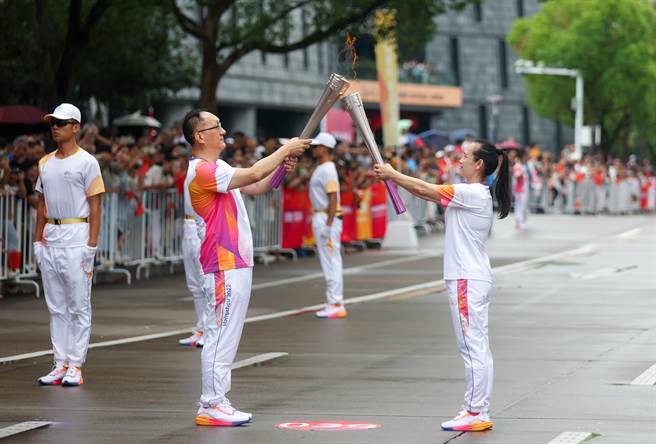 杭州亚运圣火第39棒、杭州台商协会荣誉会长周鲍华表示，虽然场上只有短短50公尺，但他力求表现完美，事前准备练跑一个多月。（照片由周鲍华提供）