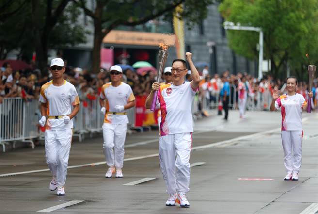 杭州亚运圣火第39棒、杭州台商协会荣誉会长周鲍华表示，虽然场上只有短短50公尺，但他力求表现完美，事前准备练跑一个多月。（照片由周鲍华提供）