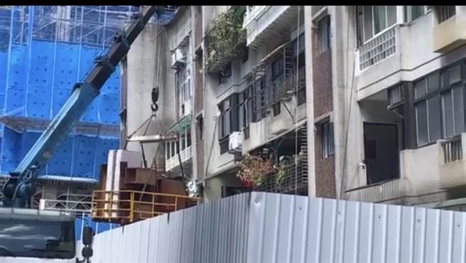 大直街94巷因基泰协助民眾搬家，重车频繁出入，导致路面下陷，附近住户仍有安全疑虑，不敢回家。（台北市议员陈怡君提供／刘彦宜台北传真）