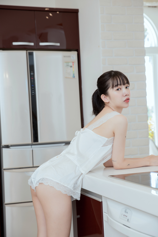 羚安写真中大方晒出蜜桃臀。（图／尖端出版）