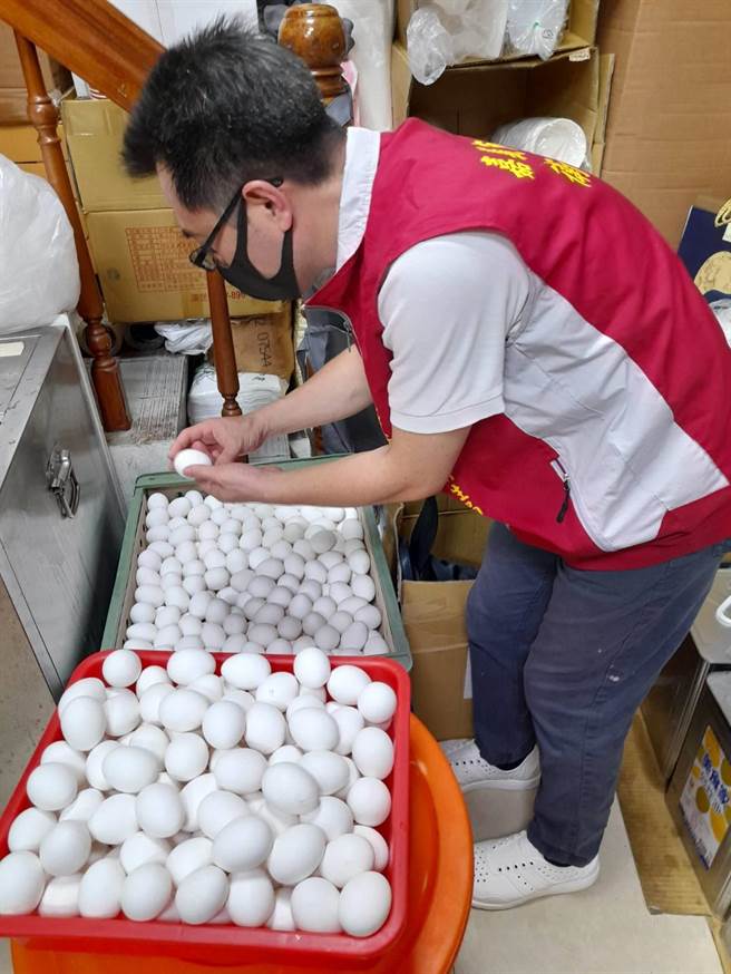 嘉义市卫生局20日曾到勤亿蛋品加工厂查核，现场无发现过期产品，另已抽验冷冻蛋黄液、冷冻蛋白液及冷冻全蛋液。（嘉义市卫生局提供∕吕妍庭嘉义传真）