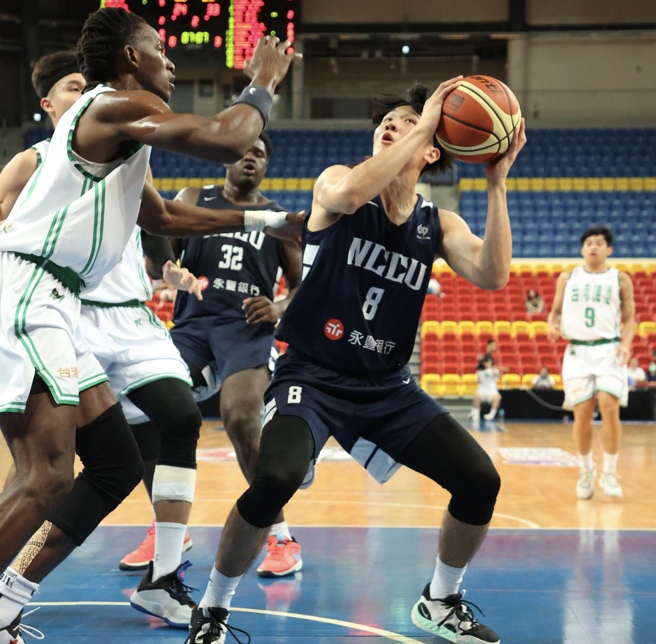 政大李允杰（右）篮下寻求机会。（中华篮协提供）