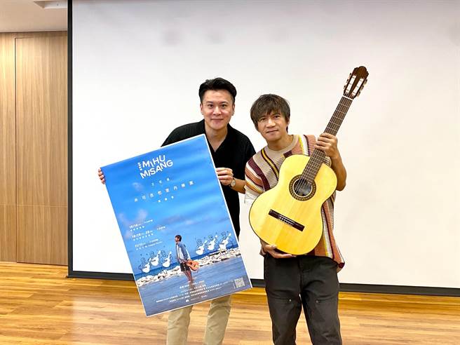 米可吉他创办人赵柏群与金曲歌王王宏恩合作，将古典吉他乐团与原住民流行音乐结合，是前所未有的尝试。（张亦惠摄）
