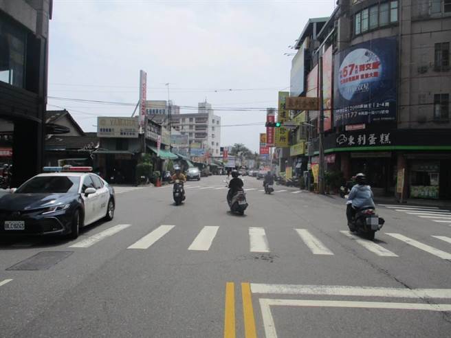 台中83岁陈姓阿嬷21日近中午行经大里区成功路与涂城路口时，遭到38岁林姓女子驾驶休旅车左转撞上，送医后仍不幸身亡。（民眾提供／潘虹恩台中传真）