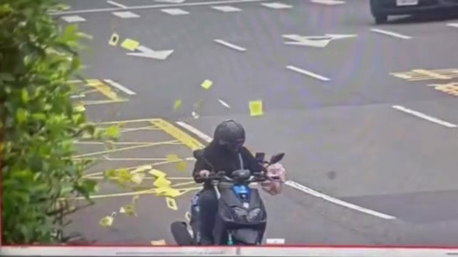 台北市大安区建国南路一段某社区大门遭不明人士泼漆并张贴「全家死光光」、「欠债还钱」恐吓字条，警方循线将谢女通知到案。（图／警方提供）