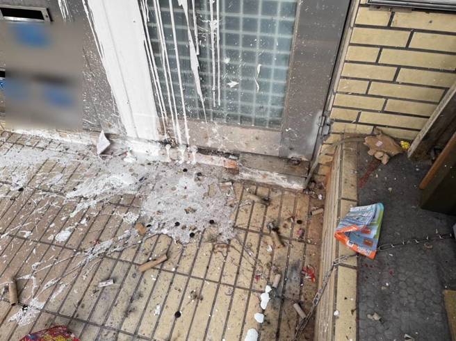 台北市大安区建国南路一段某社区大门遭不明人士泼漆并张贴「全家死光光」、「欠债还钱」恐吓字条。（图／警方提供）