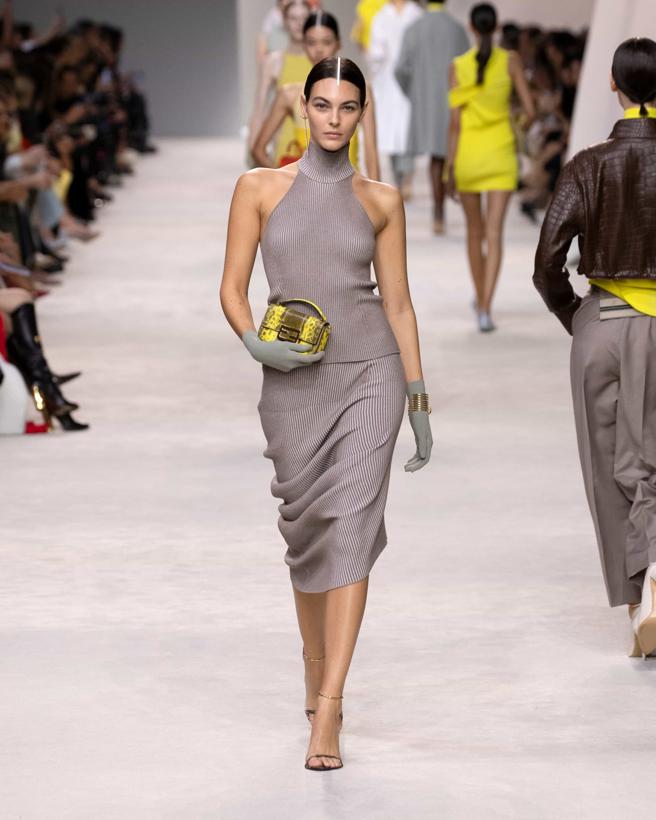 超模Vittoria Ceretti为FENDI 2024春夏系列走秀。（FENDI提供／林欣仪米兰传真）