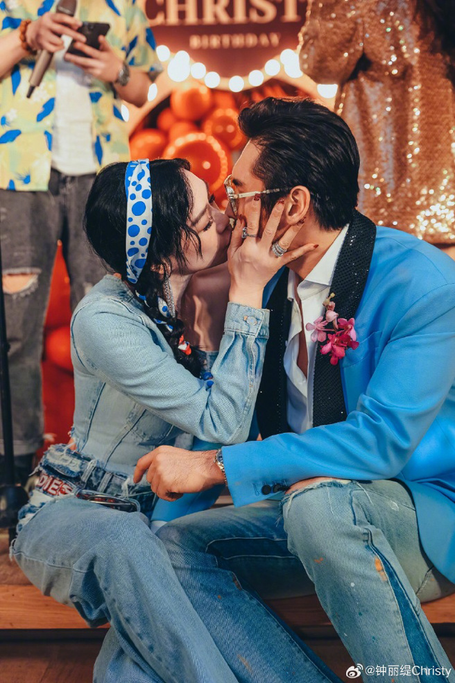 锺丽缇激吻张伦硕。（图／微博）