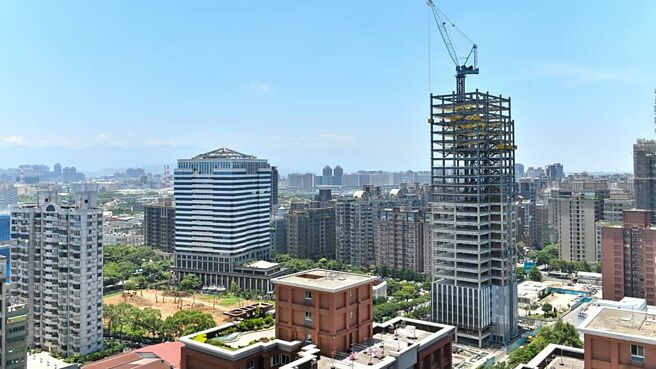 一名網友表示，近日看的預售屋只剩下頂樓有含車位，讓他苦惱到底是車位重要，還是頂樓的漏水、炎熱等更麻煩，結果其他人看到「總戶數24戶」後，馬上開始勸不要買。（示意圖／本報資料照）