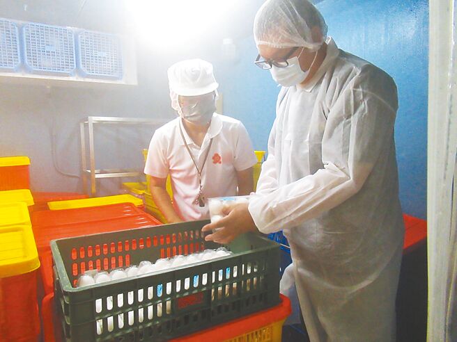 Lin Bay好油踢爆，農業部近期公布的雞蛋庫存數據有很大的差異。（新北市衛生局提供／柯毓庭新北傳真）