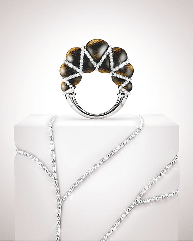 卡地亞Libre Tressage黑曜石鑽石戒指，133萬元。（Cartier提供）