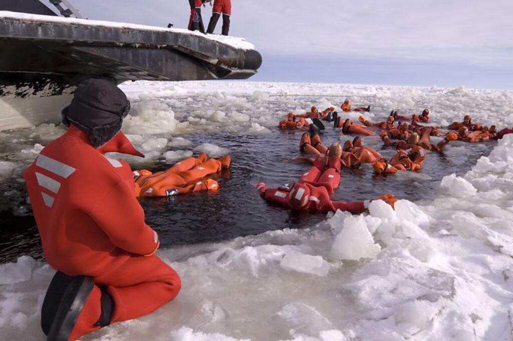 搭乘拉普蘭內最大的旅遊破冰船「POLAR EXPLORERICEBREAKER」，並穿上特製防寒漂浮衣，體驗在極圈冰海裡游泳的樂趣。　圖：shutterstock／來源
