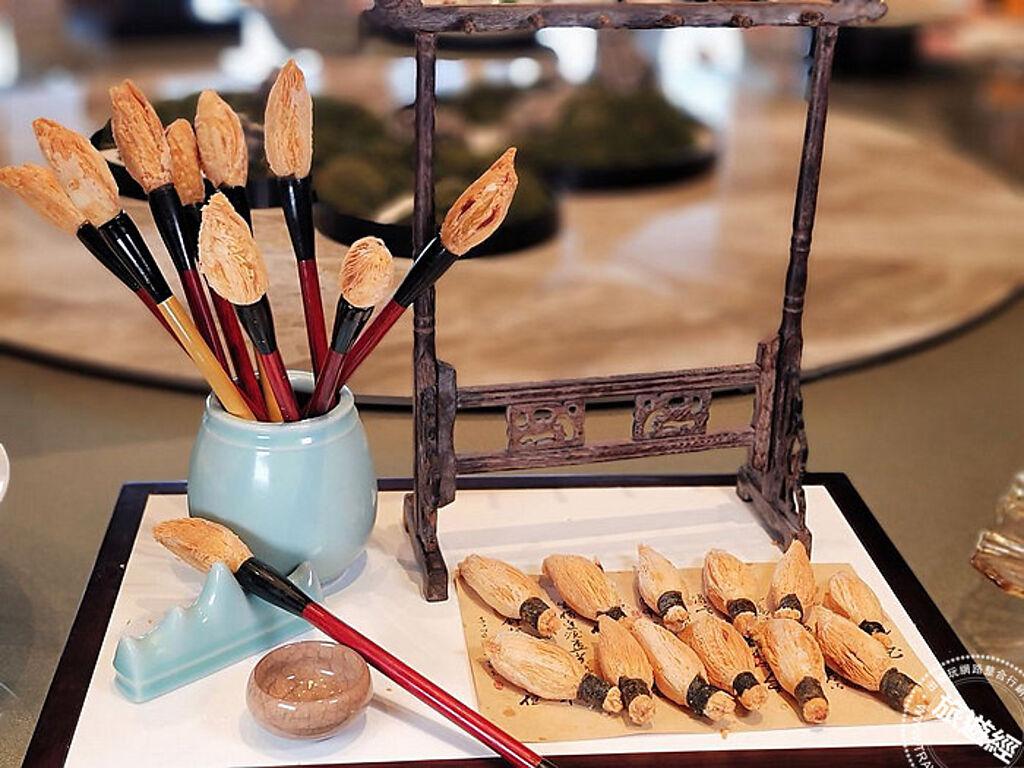 常州東坡宴將東坡餅注入文創元素，以毛筆造型設計，取名「子瞻酥」。（攝影／水靜葳環遊世界366天）