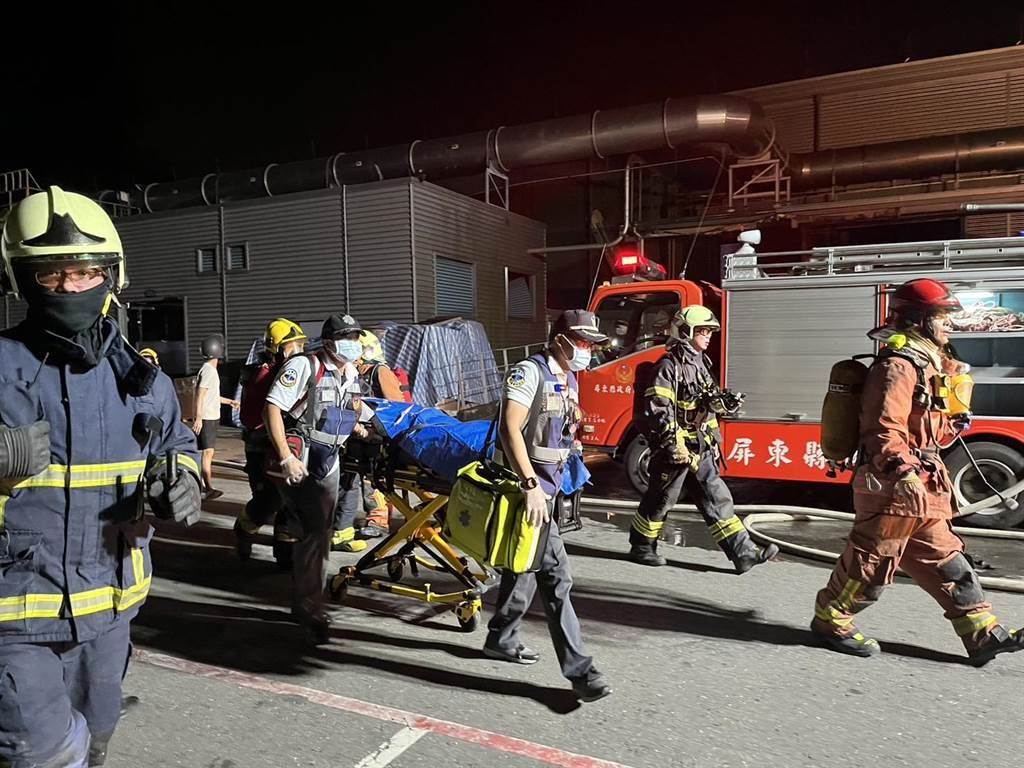 屏東加工出口區22日傍晚發生爆炸，目前已造成1名消防員殉職、96人受傷送醫。（林和生攝）