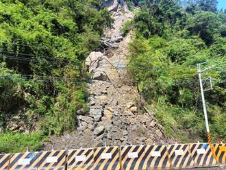 5米大巨石卡台29線半山腰  居民路過心驚膽跳