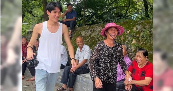 吴木良表示，此举是想记录奶奶当下最美的样子，也为弥补当年爷爷过世的遗憾。（图／翻摄自微博／央视网）