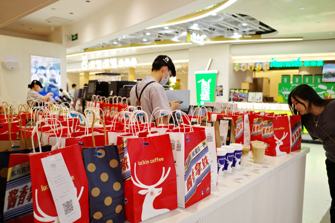 酱香拿铁之所以热卖，并不是因为它不可或缺或是味道如何迷人，而是因为茅台酒的价格与名气。（图／中新社）