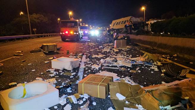 国道3号北上144公里通霄路段联结车追撞大货车肇事，联结车子车翻覆货车撒满对向南下车道。（读者提供／谢明俊苗栗传真）